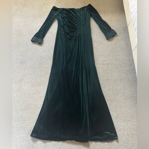Adrianna Papelll Elegant  Hunter Green  Velvet Off-Shoulder Dress